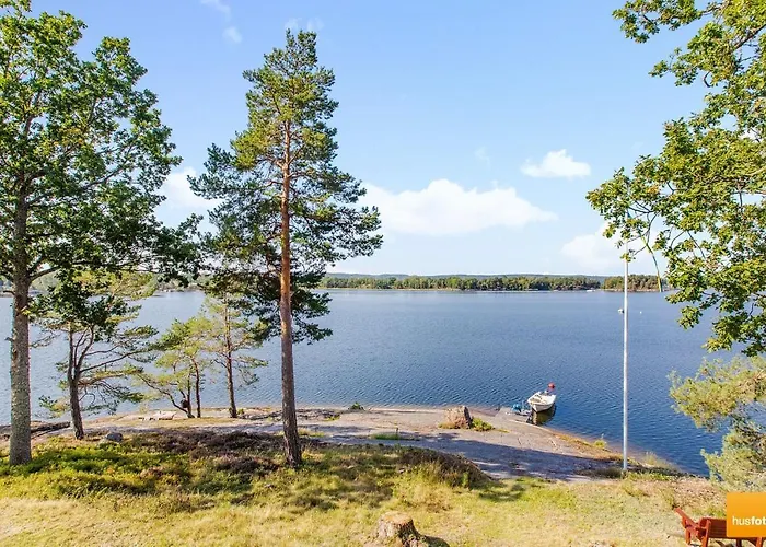 Ekudden. Idylliskt Naera Sjoe. Egen Strand.
