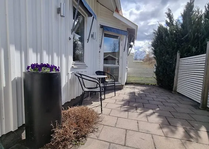 Trivsamt Parhus I Lugnt Omrade Inne I Tranas!